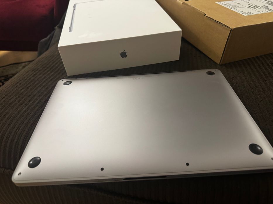 MacBook Pro 2020 • 13” • i5 Quad Core • Stare foarte bună