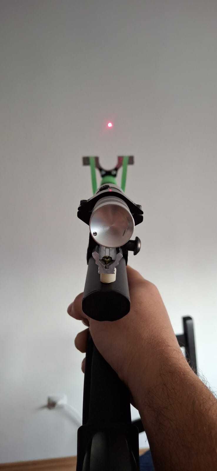 Prastie  profesionala de vanatoare  cu tragaci si laser,  Nou