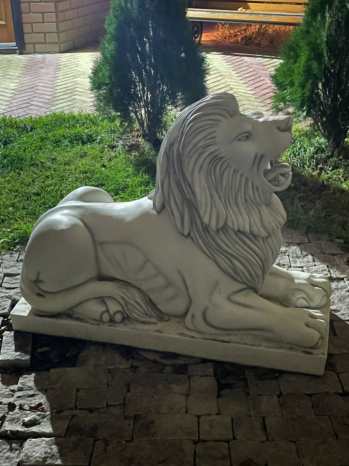 Фигура льва ,изделие из армированного бетона