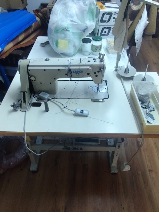 Vând masina de cusut Juki