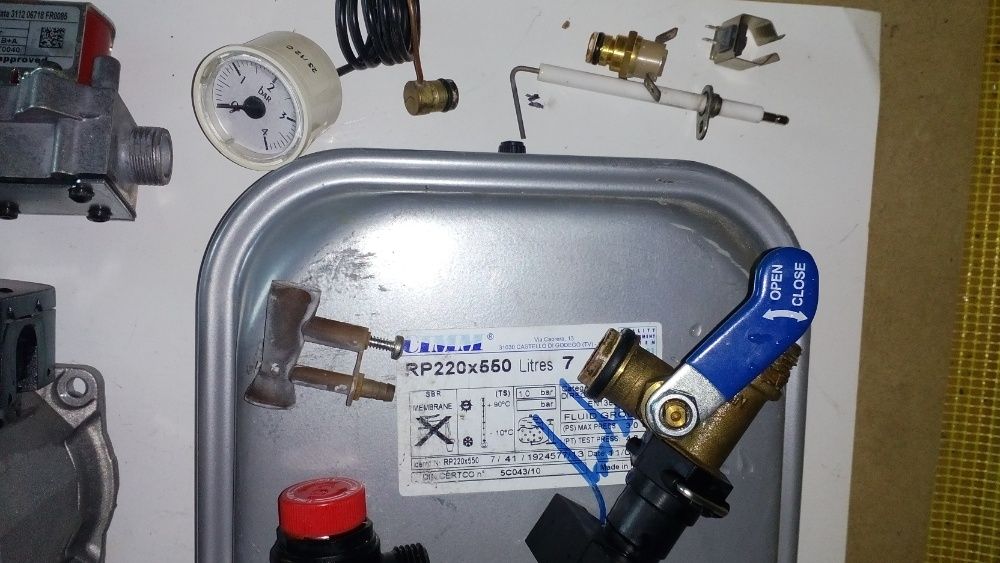 Ferroli Domiproject F24D Fluxostat Ventilator Vas expansiune Pompa