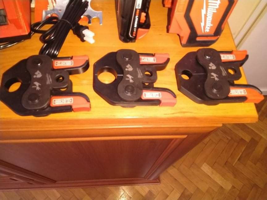 Машина за прес фитинг