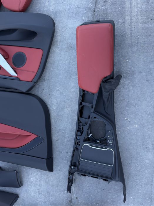 F33 кори на вратите червени