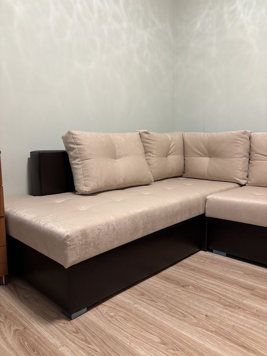 ЧИСТО НОВ диван за 4 човека + става на спалня за гости и има ракла