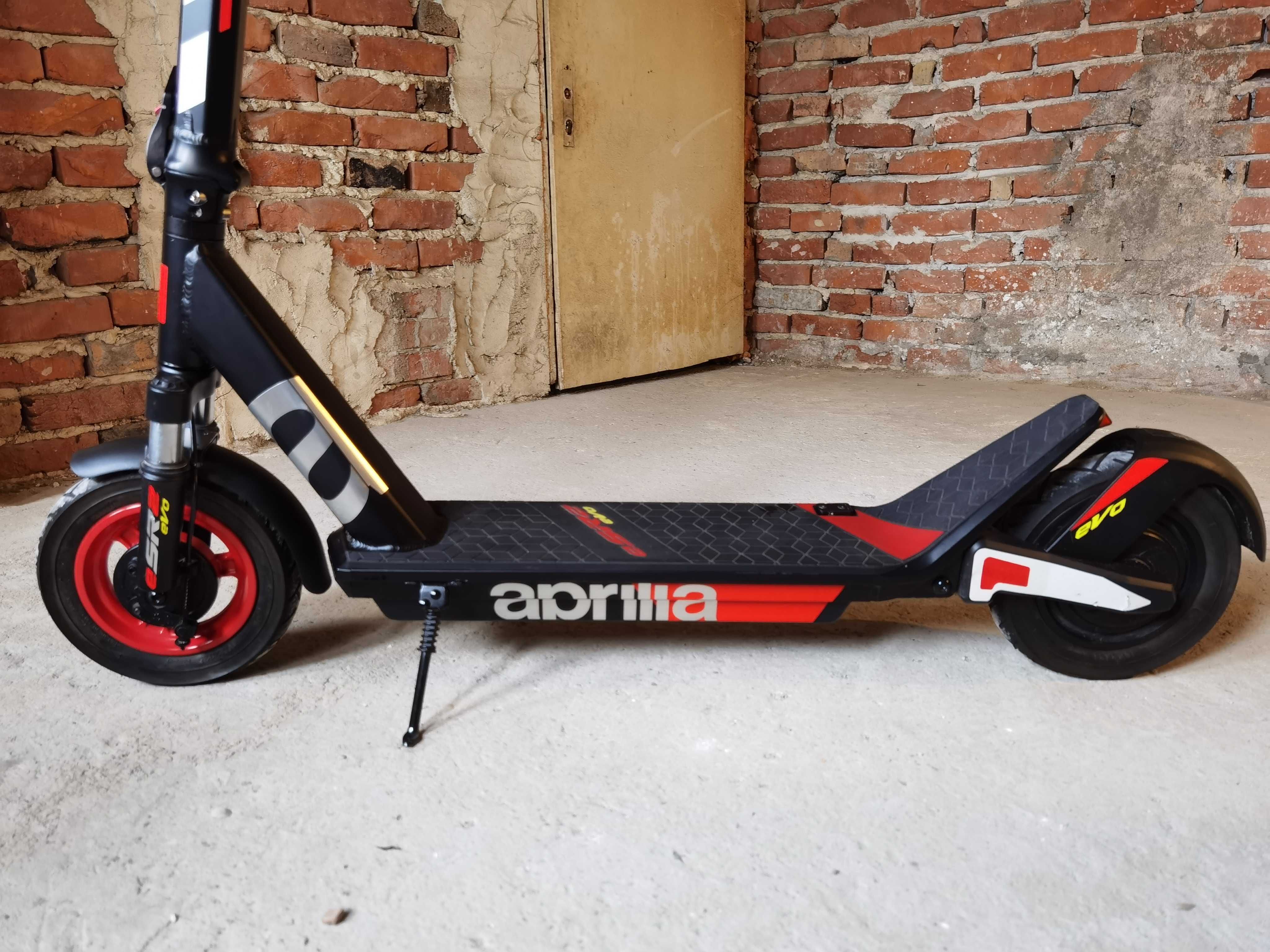 Италианска тротинетка Aprilia eSR2 Еvo, 500W, 48V, 14.4Ah, 21kg, нова.
