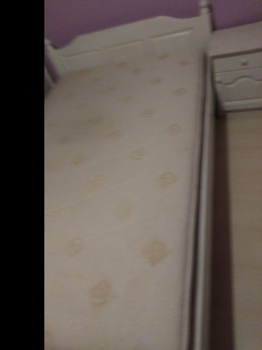 Легло с матрак, тоалетка с огледало и нощно шкафче