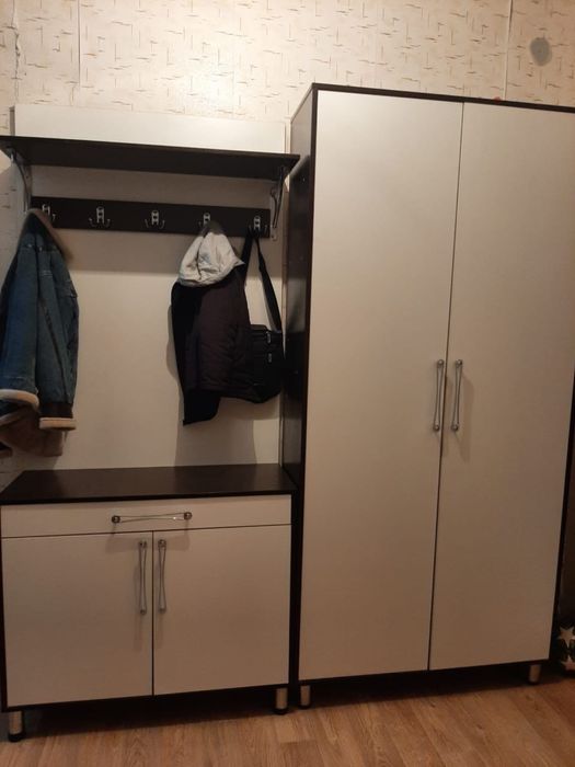 Продаётся большой шкаф для обуви в коридор.