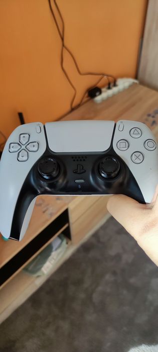 Плейстейшън 5 + игри и 2 джойстика