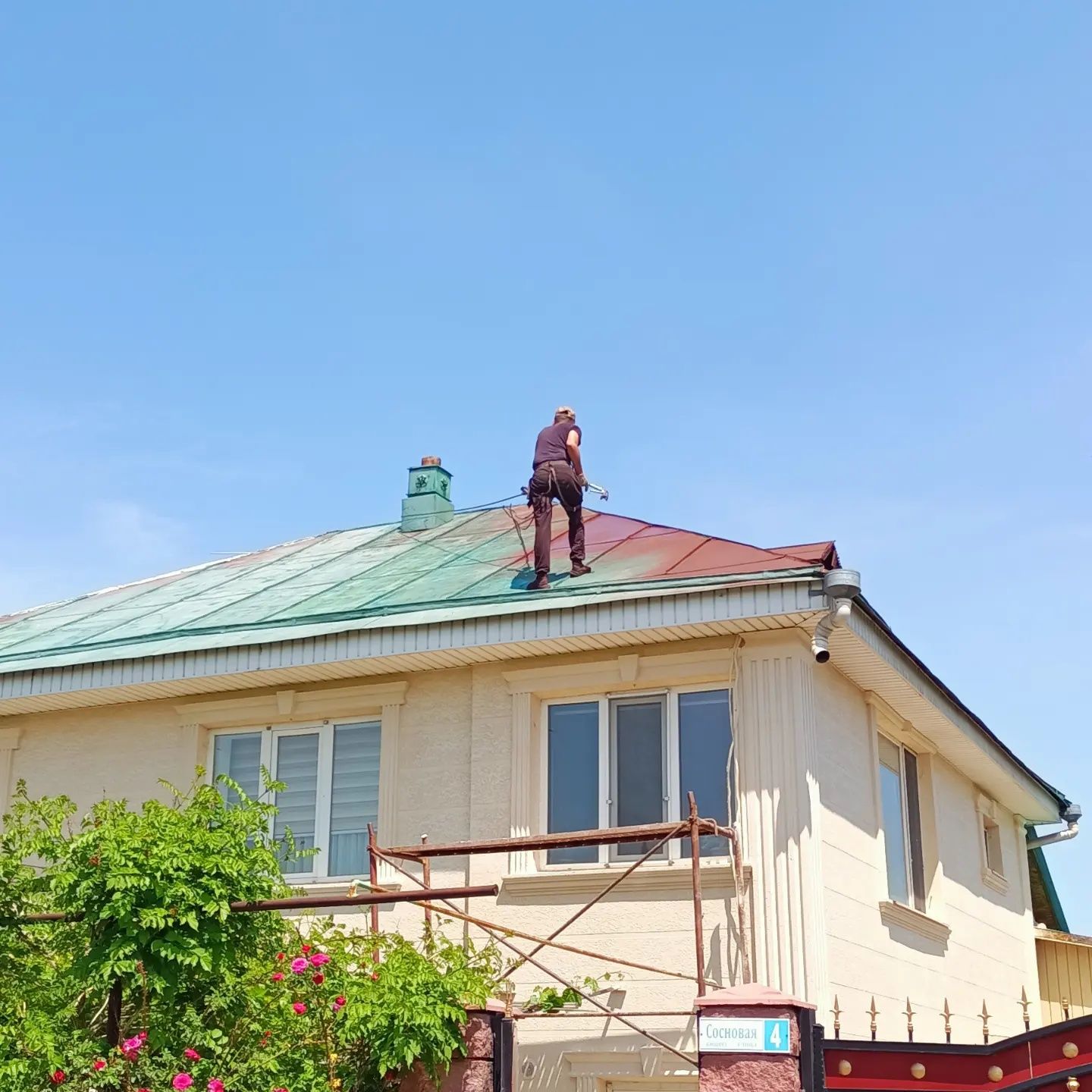 Покраска крыши, фасада здания, франтона, забора, металла конструкции.