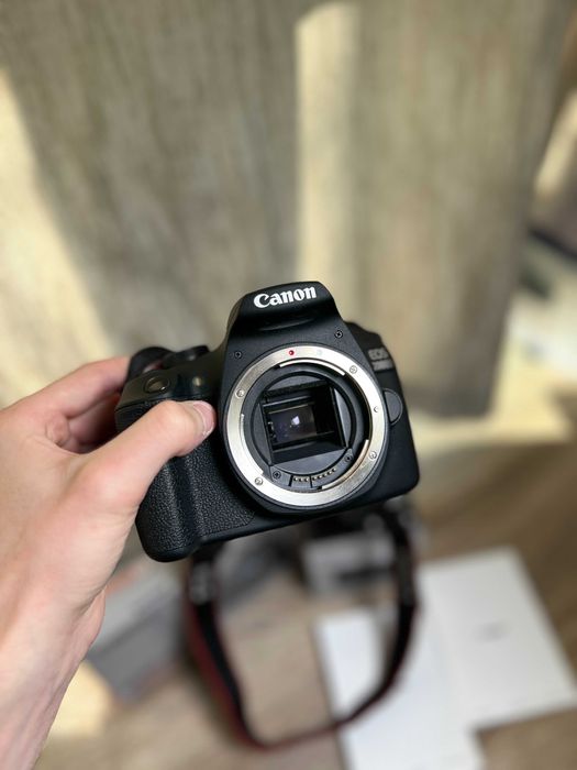 Canon EOS 2000D 50mm f1.8 STM full box