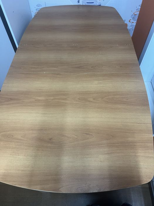 Стол в отличном рабочем состоянии с встроенной розеткой