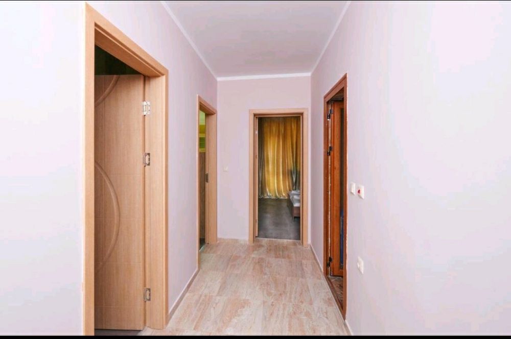 Апартамент тристаен под наем