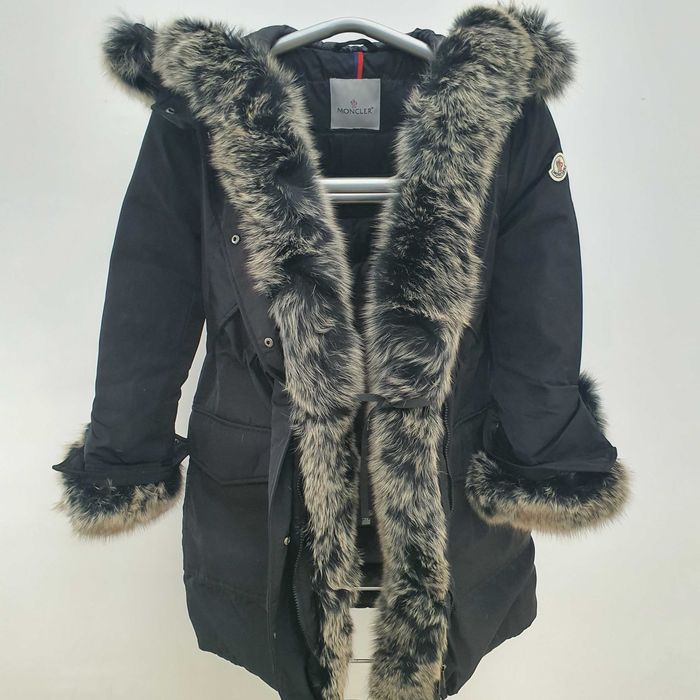 Geaca dama m o n c l e r accesorizata cu blana naturala! S-M