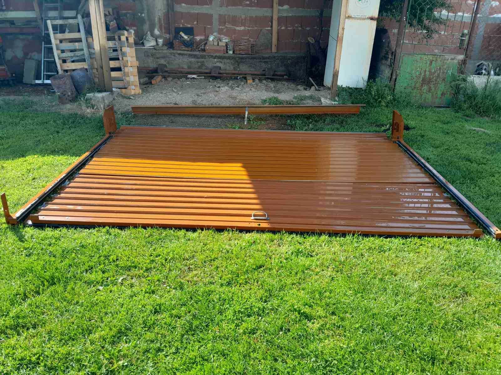 Продавам гаражна врата тип ролетна щора