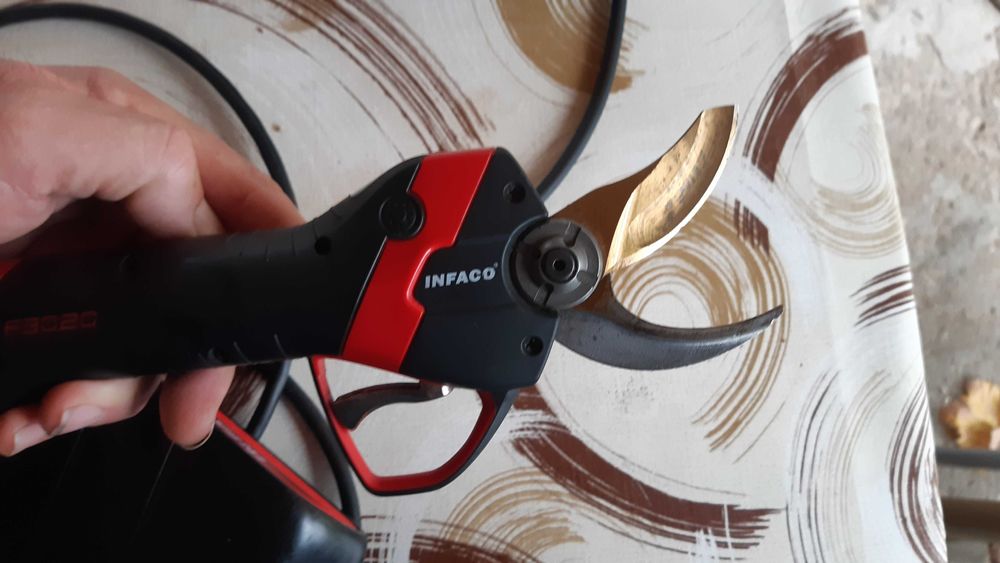 INFACO F3020 Професионална акумулаторна ножица
