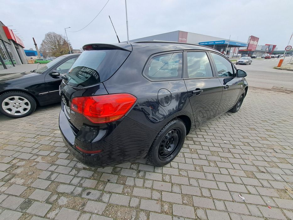 Опел Астра j комби