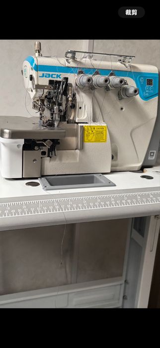 Оверлок Jack E4S (Бес жіпті)