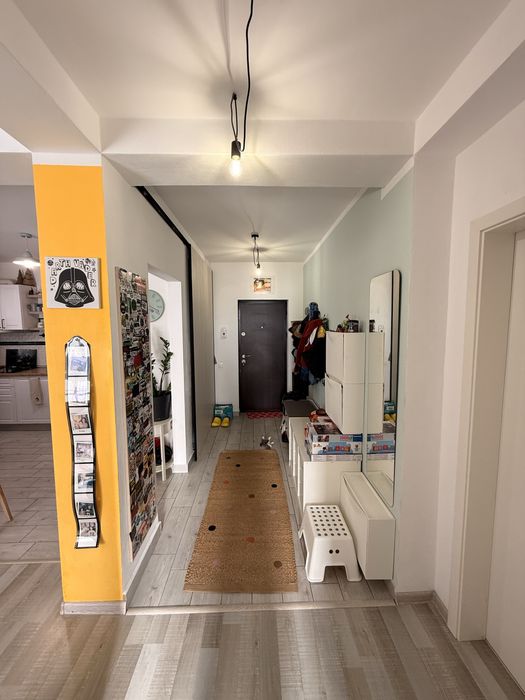 Vand apartament 2 camere cu curte si loc de parcare