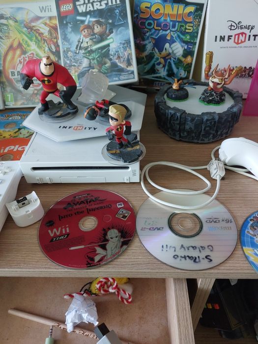 конзола Nintendo Wii пълен комплект с игри и фигури