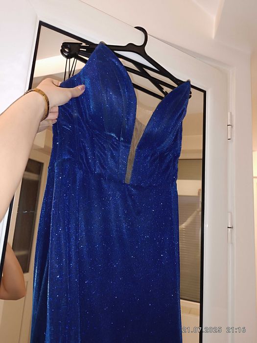 Бална рокля в турско синьо