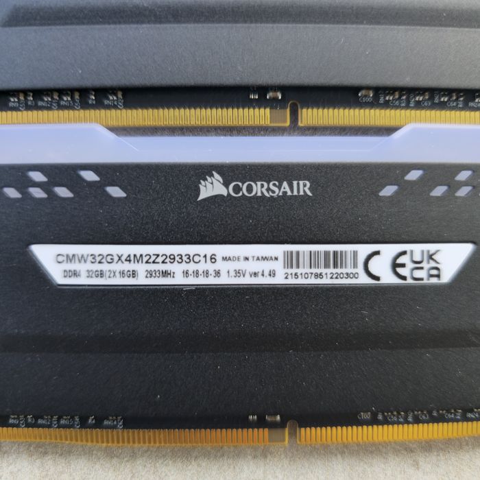 DDR4 64GB CORSAIR VENGANCE PRO, rgb,2 kituri de 32gb (TOTAL 64GB)