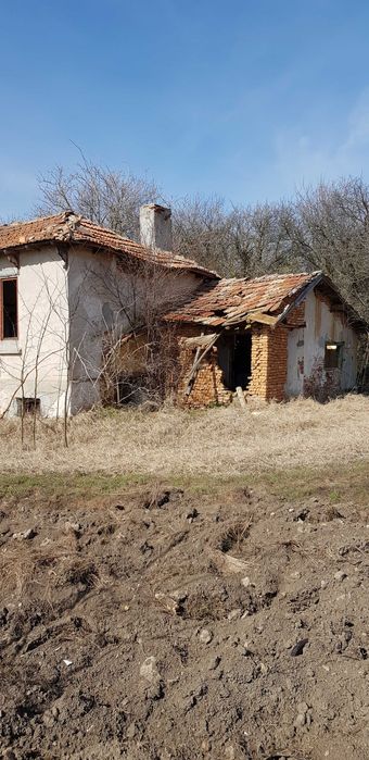Къща с 4дка двор в село Видно