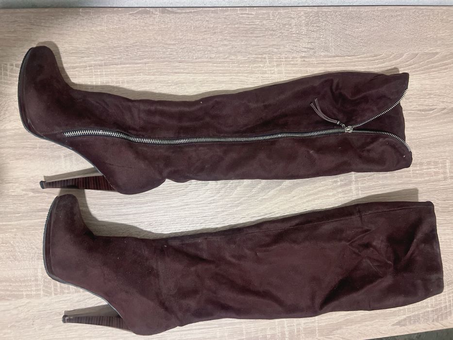 Велурени чизми с висок ток