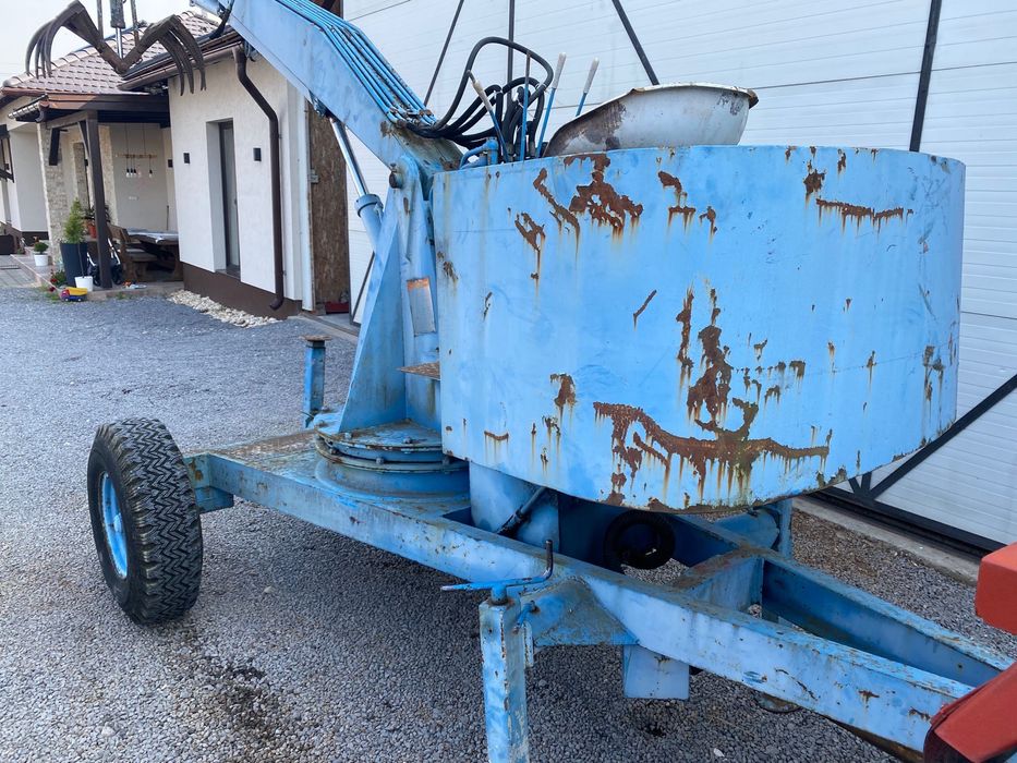 Masina incarcat gunoi lemn etc