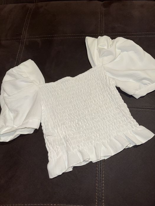 Бяла блуза с леко набрани ръкави – чисто нова