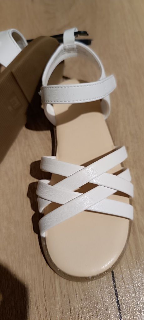 Нови красиви бели сандали за момиче НМ номер 30