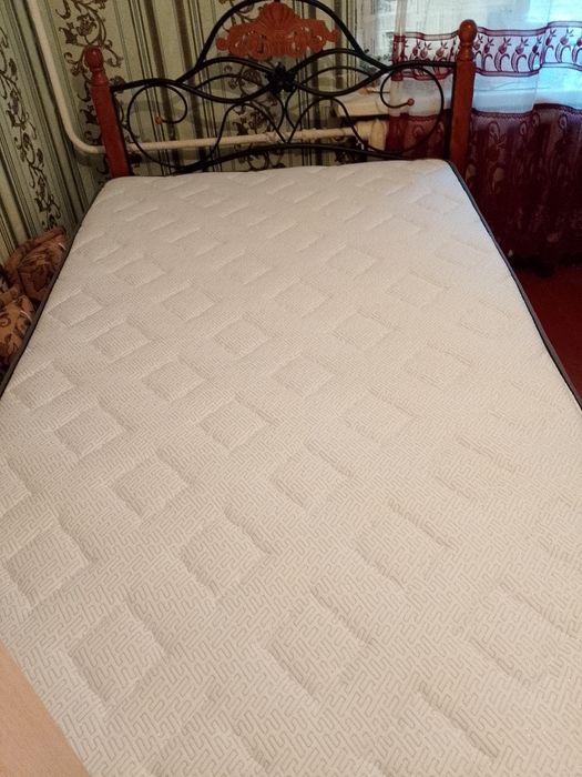 Продам Кровать полутрка с мотрасам