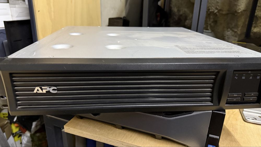 UPS model APC SMT1500RMI2U