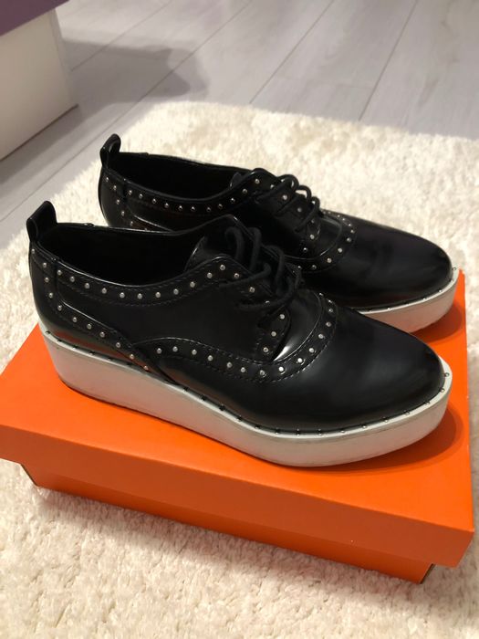 Дамски запазени обувки