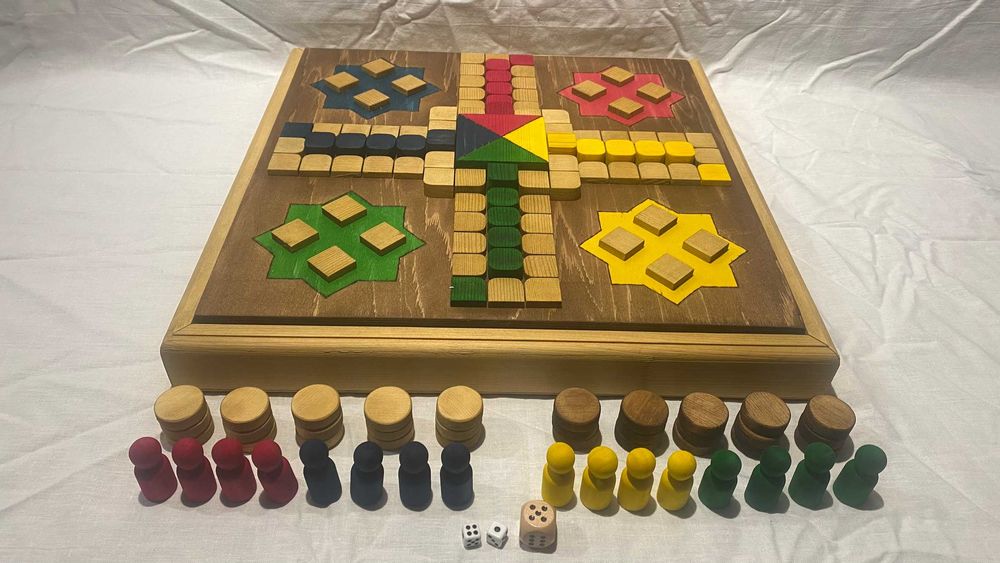 Продавам дървена игра 3 в 1, Не се сърди човече, дама и табла. Нова.