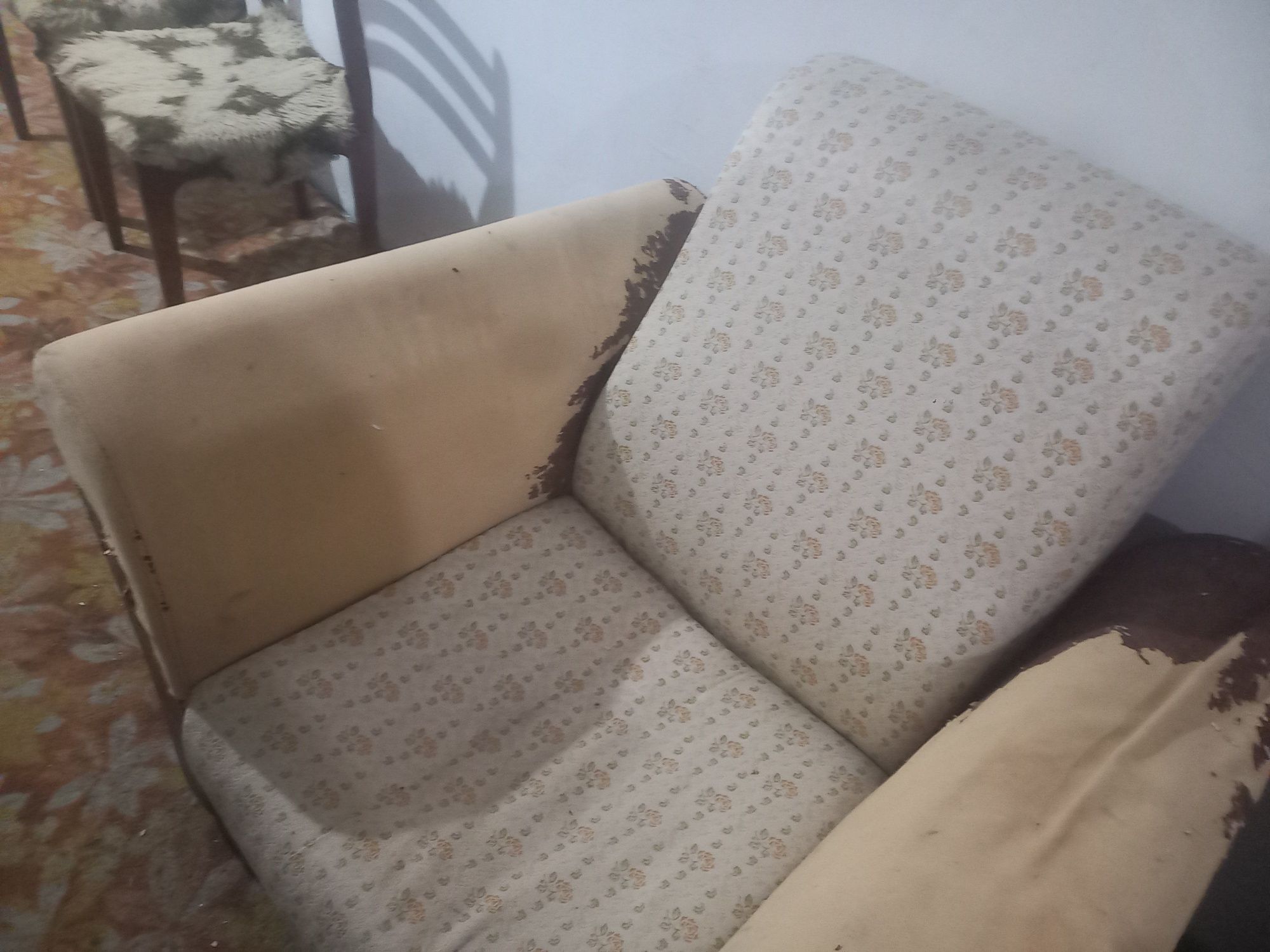 Отдам бесплатно диван и  2  кресла