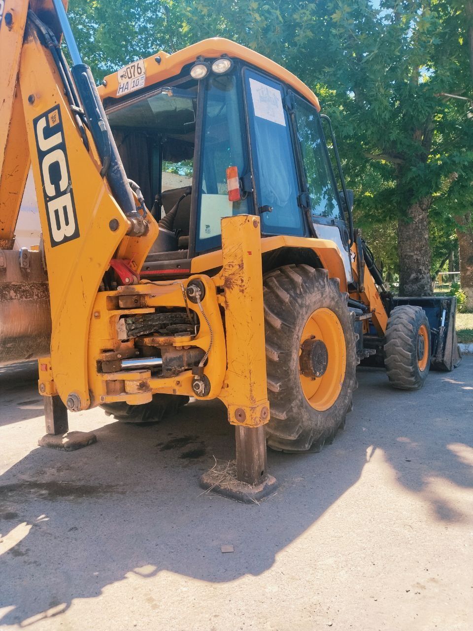 Ekskavatr JCB xoroshim sostayaniy