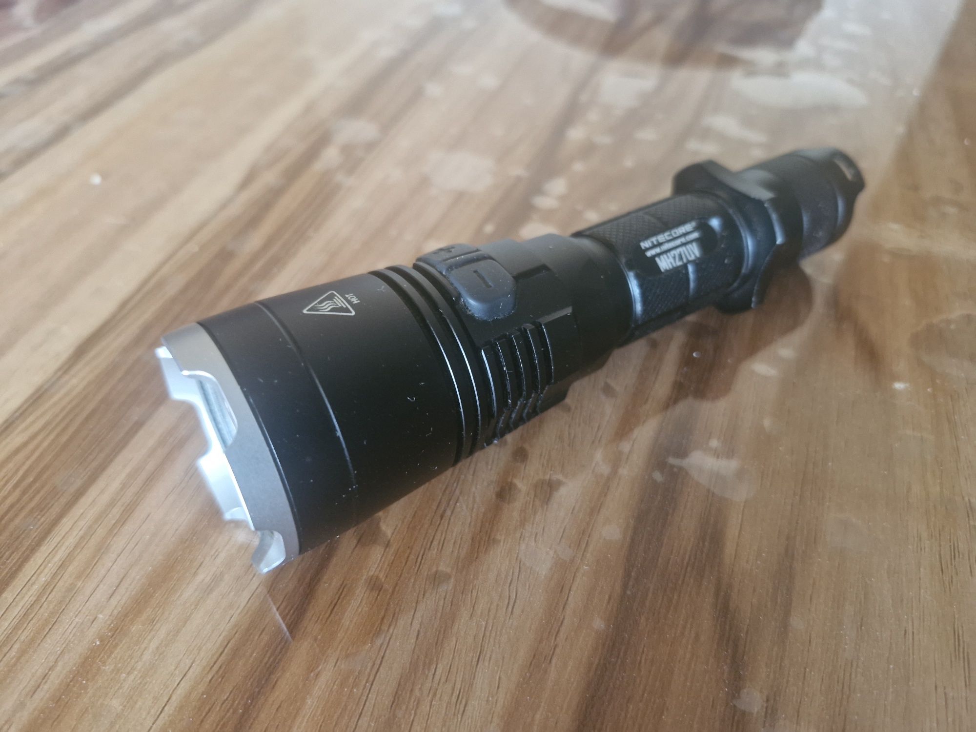 Продам фонарь NITECORE MH27UV