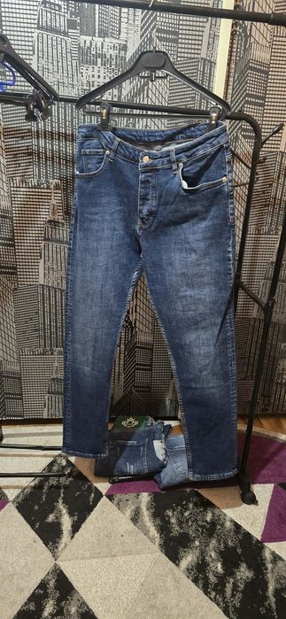 Vând blugi originali.
