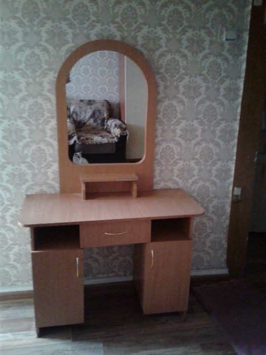 Продам трюмо с зеркалом туалетный столик