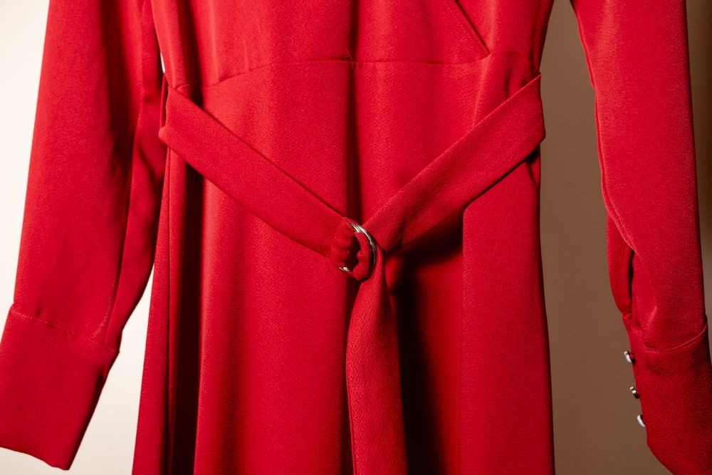 Червена рокля H&M с колан, размер 36