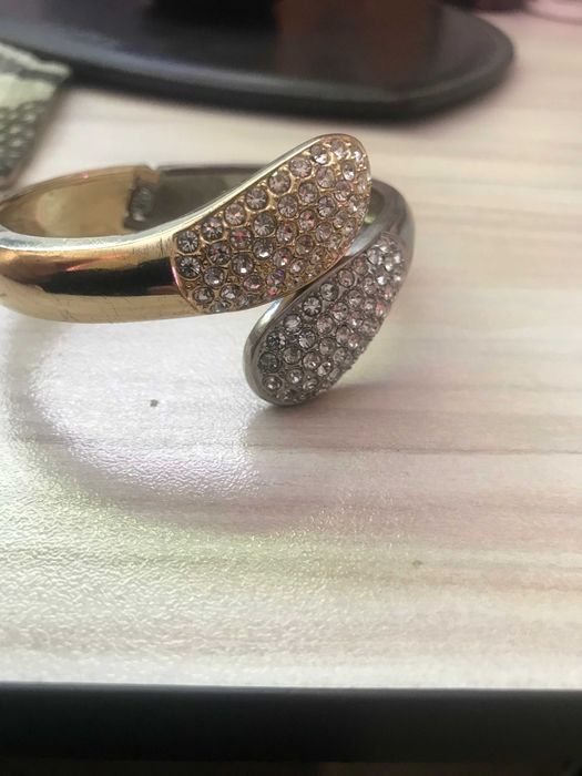 дамска гривна с камъни