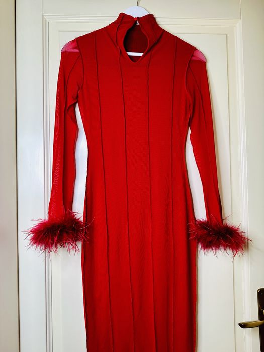 Rochie roșie superbă cu pene