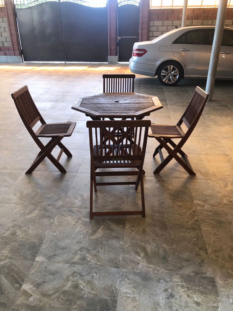 Складные стулья и стол