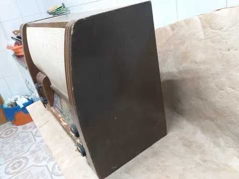 Aparat de radio foarte vechi