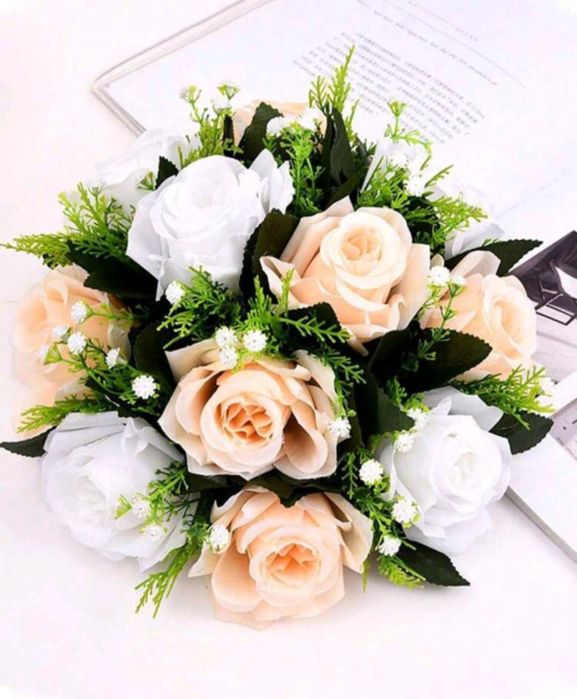 Топка изкуствени цветя рози за украса - цвят кремаво с бяло - 10 броя