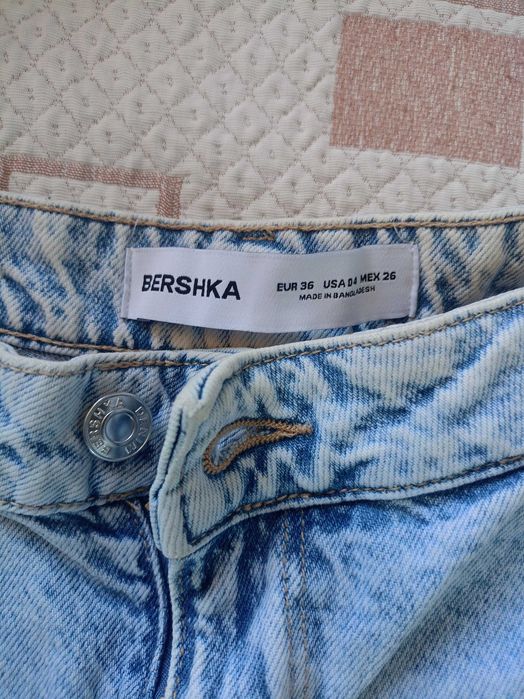 Продавам дамски запазени дънки