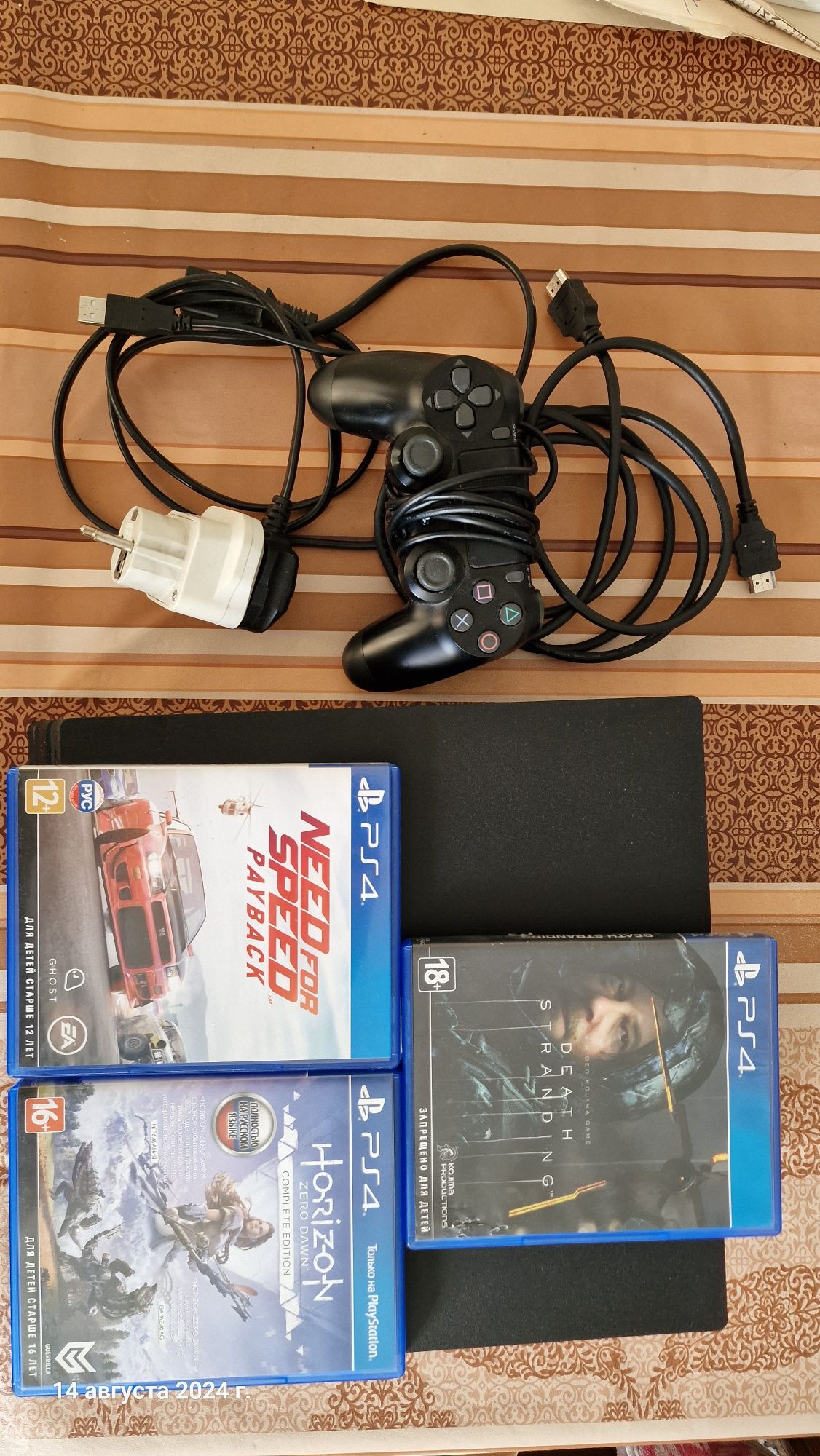 Продам приставку PS4 PRO