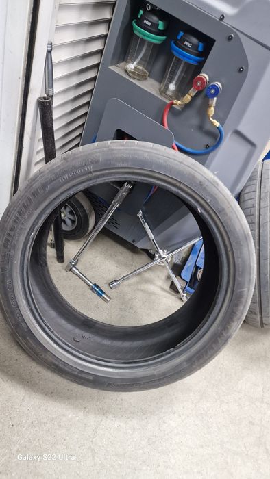 Шины летние 1 шт MICHELIN 2 шт POWERTRAC  бу почти новый
