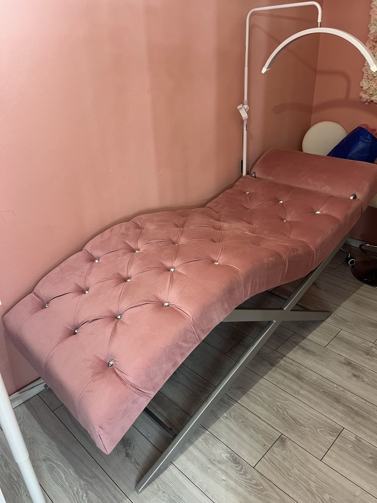 Продавам кушетка, бюро за маникюр, 2 стола  и лампи