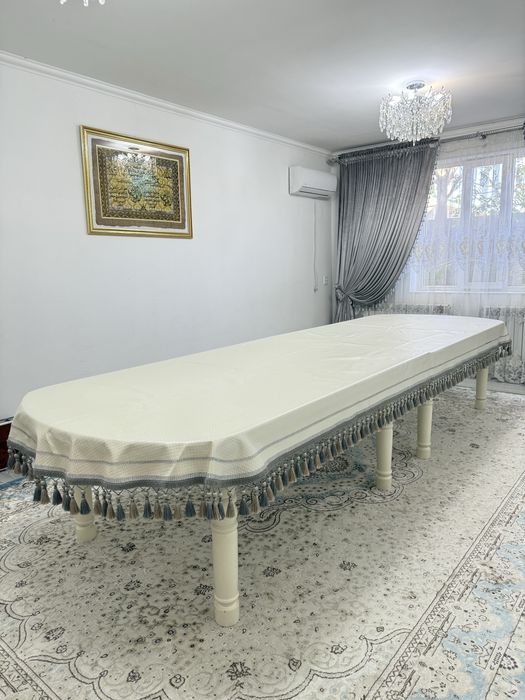 Стол со скатертью